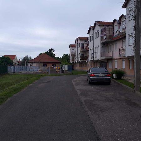 Gabrielle Apartman Hajdúszoboszló Buitenkant foto